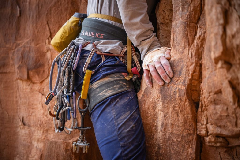 découvrez l'art du minimalisme chamoniard en alpinisme avec blue ice, alliant performance, légèreté et élégance pour vos aventures en haute montagne.